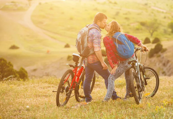 骑自行车在山上对年轻的夫妇 — 图库照片