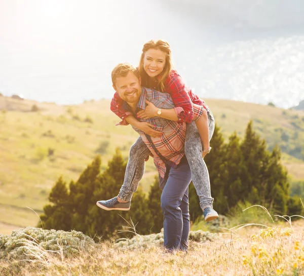 Pareja amorosa en la montaña — Foto de Stock