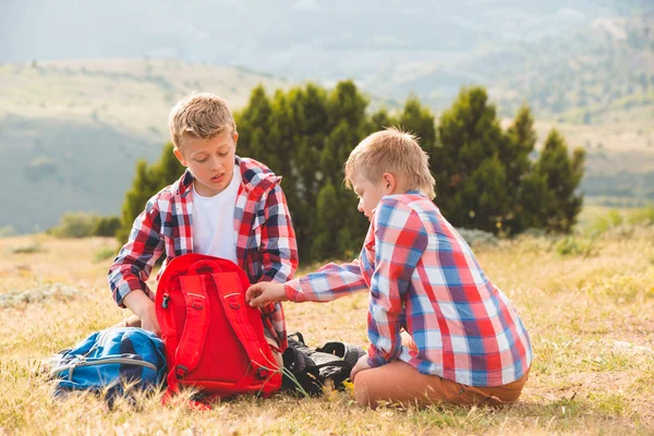 Two brothers walking in mountains near the sea — Stock Photo, Image