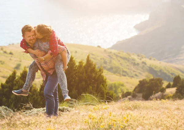 Pareja amorosa en la montaña — Foto de Stock