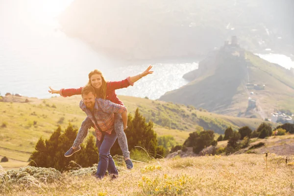 Verliefde paar op de berg — Stockfoto