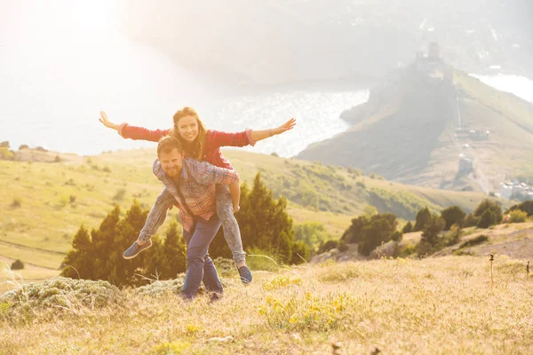 Verliefde paar op de berg — Stockfoto