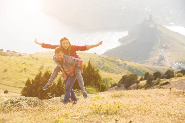 Pareja amorosa en la montaña — Foto de Stock