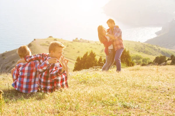 Rodina ze čtyř lidí, kteří chtějí krásná krajina v horách — Stock fotografie