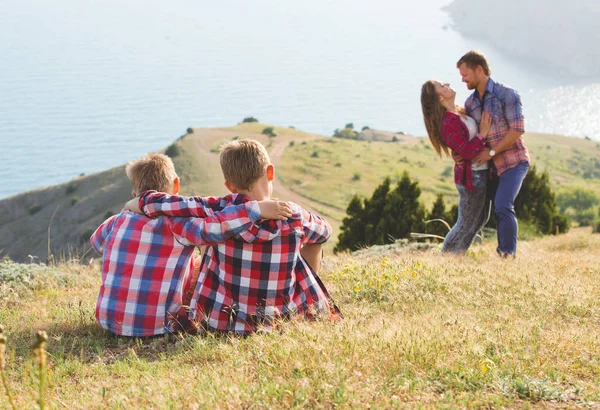 Familie van vier mensen op zoek naar mooie zeegezicht in Bergen — Stockfoto