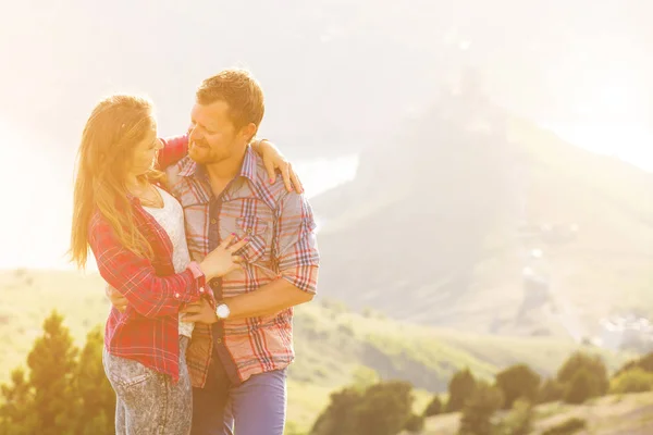 Älskande par på berget — Stockfoto