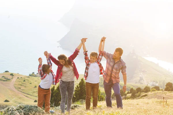 Familie van vier mensen op zoek naar mooie zeegezicht in Bergen — Stockfoto