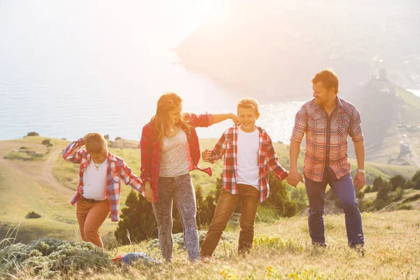 Familie van vier mensen op zoek naar mooie zeegezicht in Bergen — Stockfoto