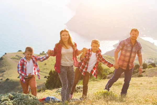 Familie van vier mensen op zoek naar mooie zeegezicht in Bergen — Stockfoto