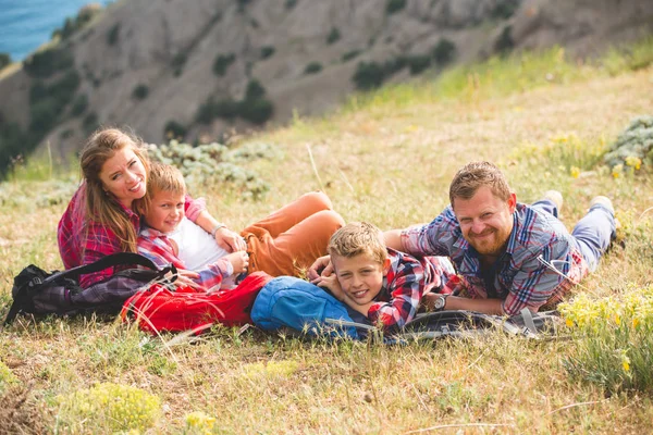 Family of four people looking to beautiful seascape in mountains — Stock Photo, Image