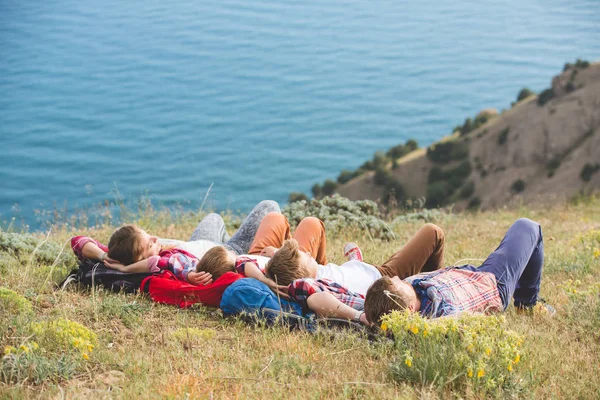 Família de quatro pessoas olhando para bela paisagem marinha nas montanhas — Fotografia de Stock