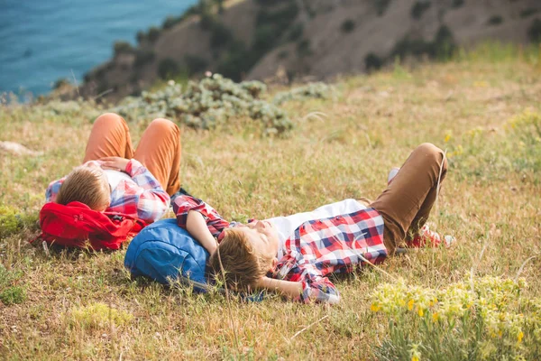 Zwei Brüder, die in den Bergen am Meer wandern — Stockfoto