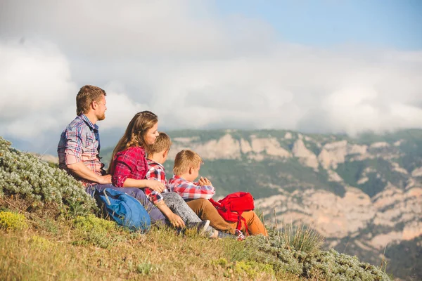 Rodina ze čtyř lidí, kteří chtějí krásná krajina v horách — Stock fotografie