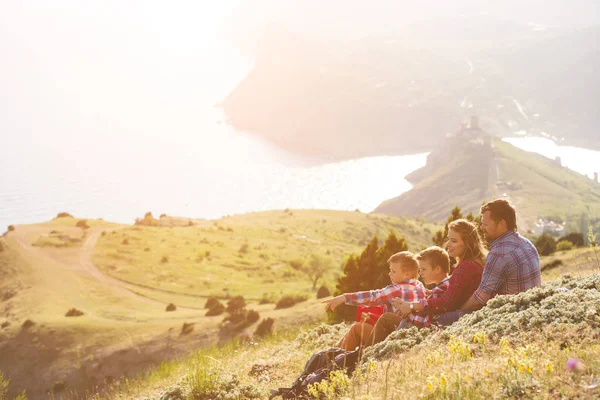 Famille de quatre personnes à la recherche de beaux paysages marins en montagne — Photo