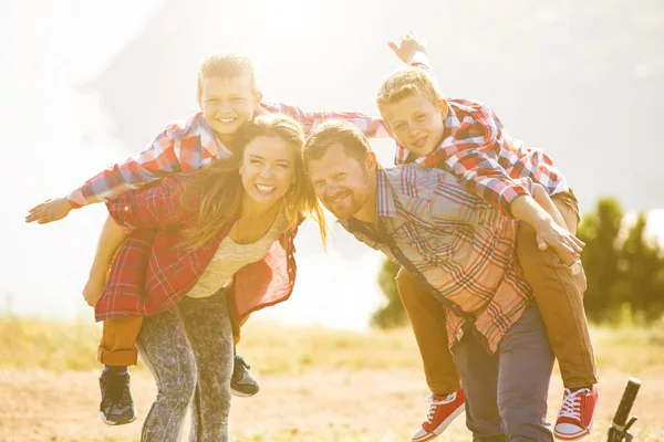 Vierköpfige Familie radelt in den Bergen — Stockfoto