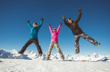 Grup arkadaşları snowboard yamaçta eğlenin