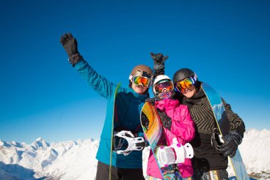 Grup arkadaşları snowboard yamaçta eğlenin
