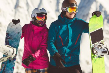 Mutlu çift Alp Dağları'nda snowboard