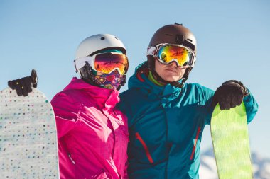 Mutlu çift Alp Dağları'nda snowboard