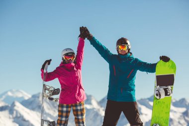 Mutlu çift Alp Dağları'nda snowboard