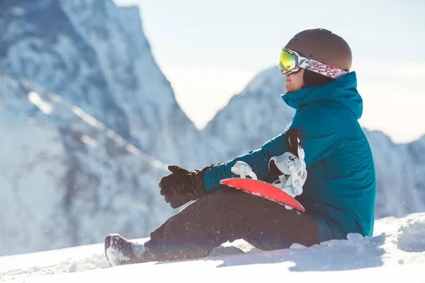 Junger Mann mit Snowboard in der Hand. — Stockfoto