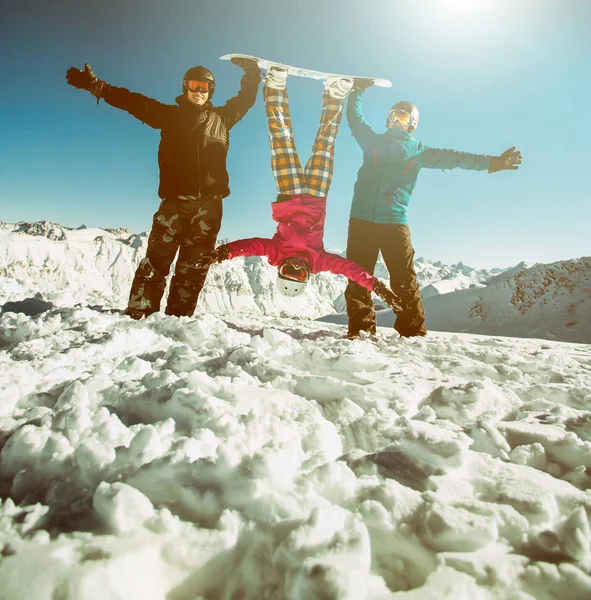 Skupina přátel snowboardistů se bavit na svahu — Stock fotografie
