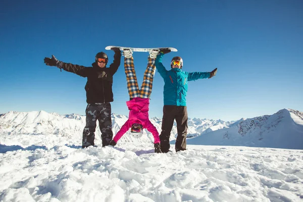 Skupina přátel snowboardistů se bavit na svahu — Stock fotografie