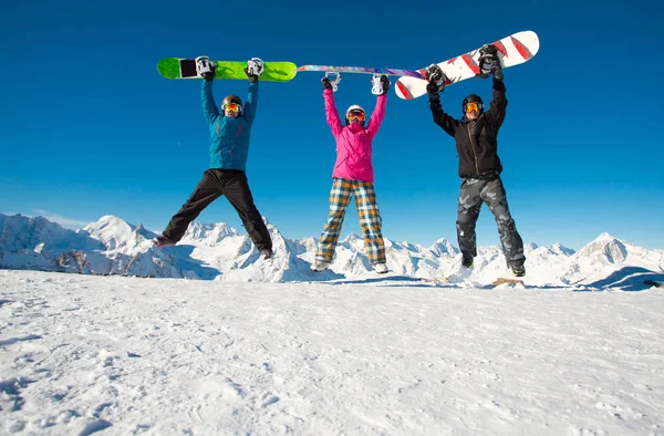 Grupo amigos snowboarders se divertir na encosta — Fotografia de Stock
