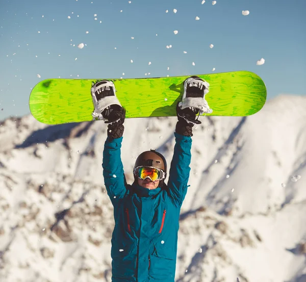Ung man med snowboard i händer. — Stockfoto