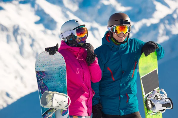 Casal feliz de snowboarders nas montanhas alpinas — Fotografia de Stock