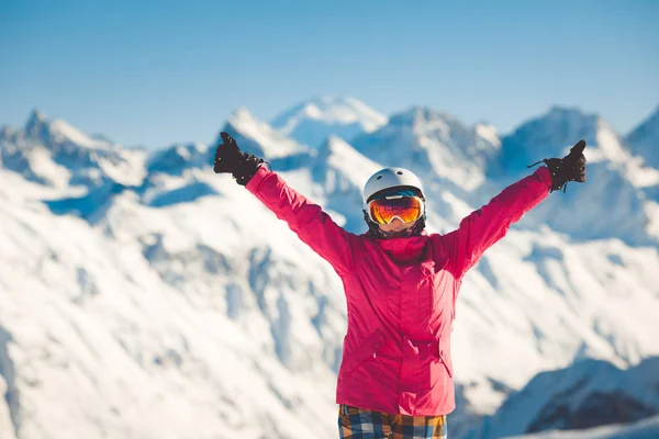 Kvinnliga snowboardåkare i alpina bergen — Stockfoto