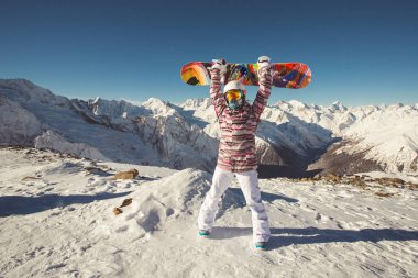 Alp Dağları'nda kadın snowboard
