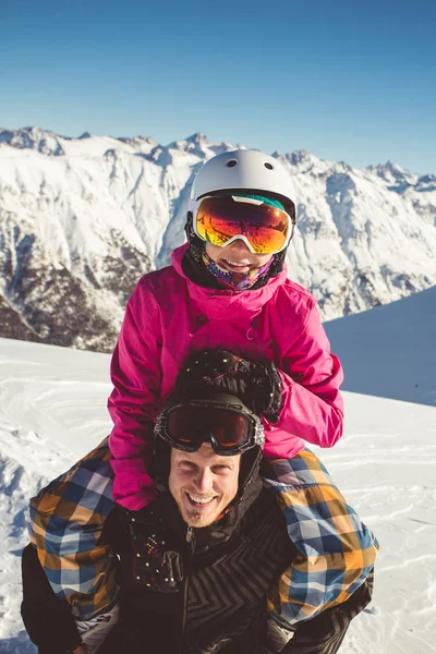 Lyckligt par av snowboardåkare i alpina bergen — Stockfoto