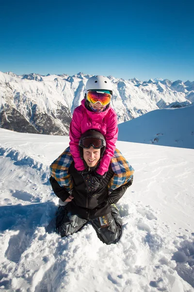 Happy couple of snowboarders in the alpine mountains — Stock Photo, Image