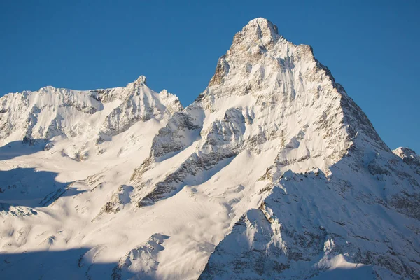 Berggipfel in den Bergen von Dombai, Kaukasus — Stockfoto