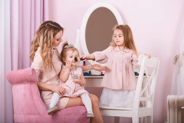 Mère et deux filles se maquillent les lèvres . — Photo