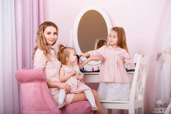 Mère et deux filles se maquillent les lèvres . — Photo