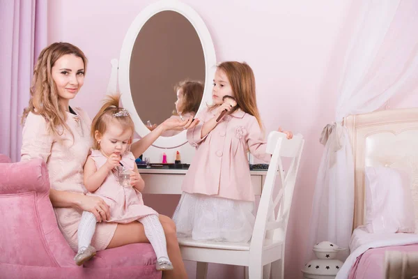 Mère et deux filles se maquillent les lèvres . — Photo