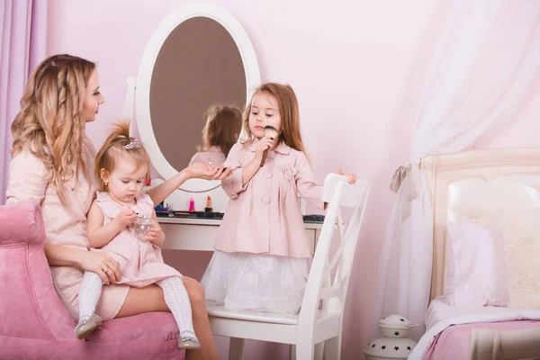 Mère et deux filles se maquillent les lèvres . — Photo