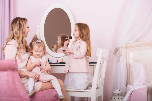 Anne ve iki kızı dudak makyaj yapıyor. — Stok fotoğraf