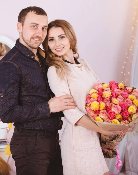 Retrato de pareja joven con rosas —  Fotos de Stock