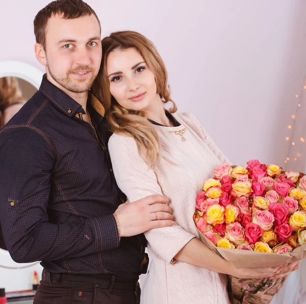 Портрет молодой пары с розами — стоковое фото