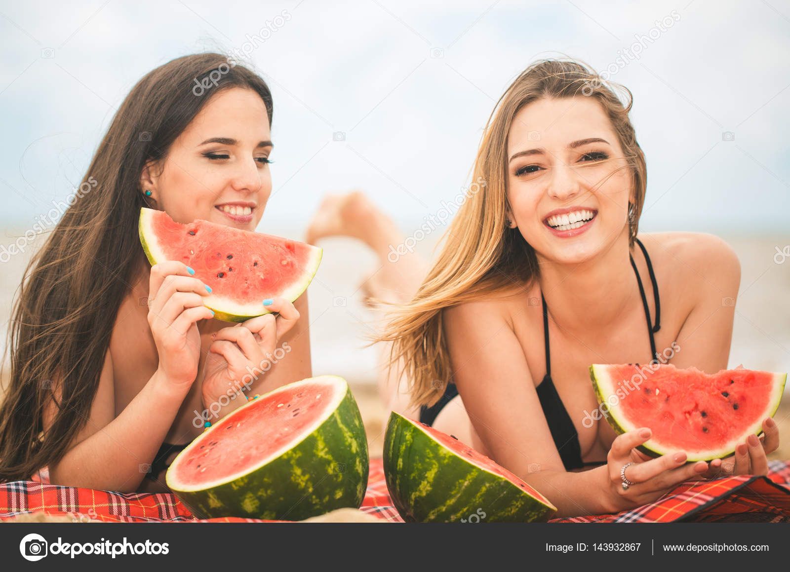 Девушки подруги на пляже фото Девушки подруги на пляже фото
