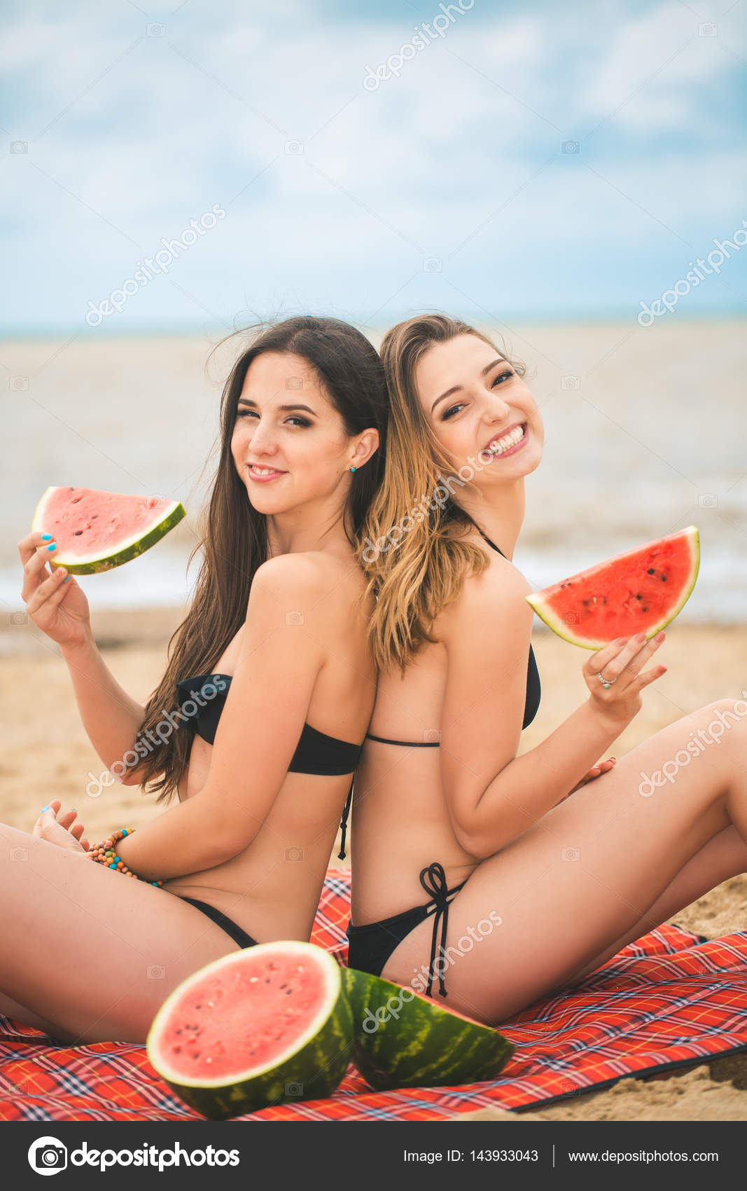 Девушки подруги на пляже фото Девушки подруги на пляже фото