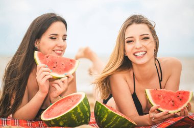 İki kız yaz sahilde dinlenme