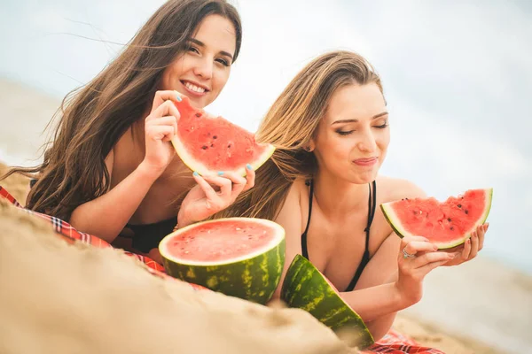 Two girlfriend resting on the summer beach — Stock Photo, Image