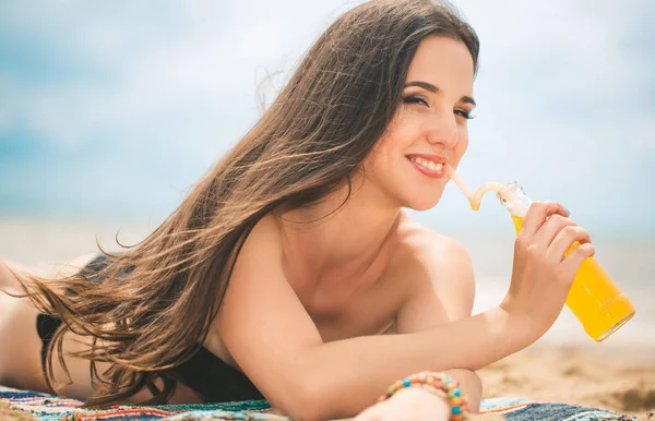 Beautiful young girl drinking water from boutle — Stock Photo, Image