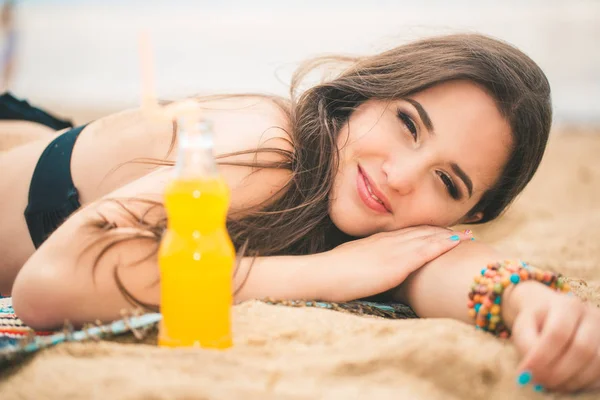 Menina bonita bebendo água de boutle — Fotografia de Stock