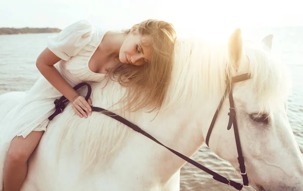 Menina em vestido branco com cavalo na praia — Fotografia de Stock