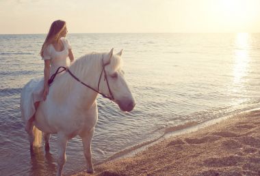 Sahilde atı ile beyaz elbiseli kız